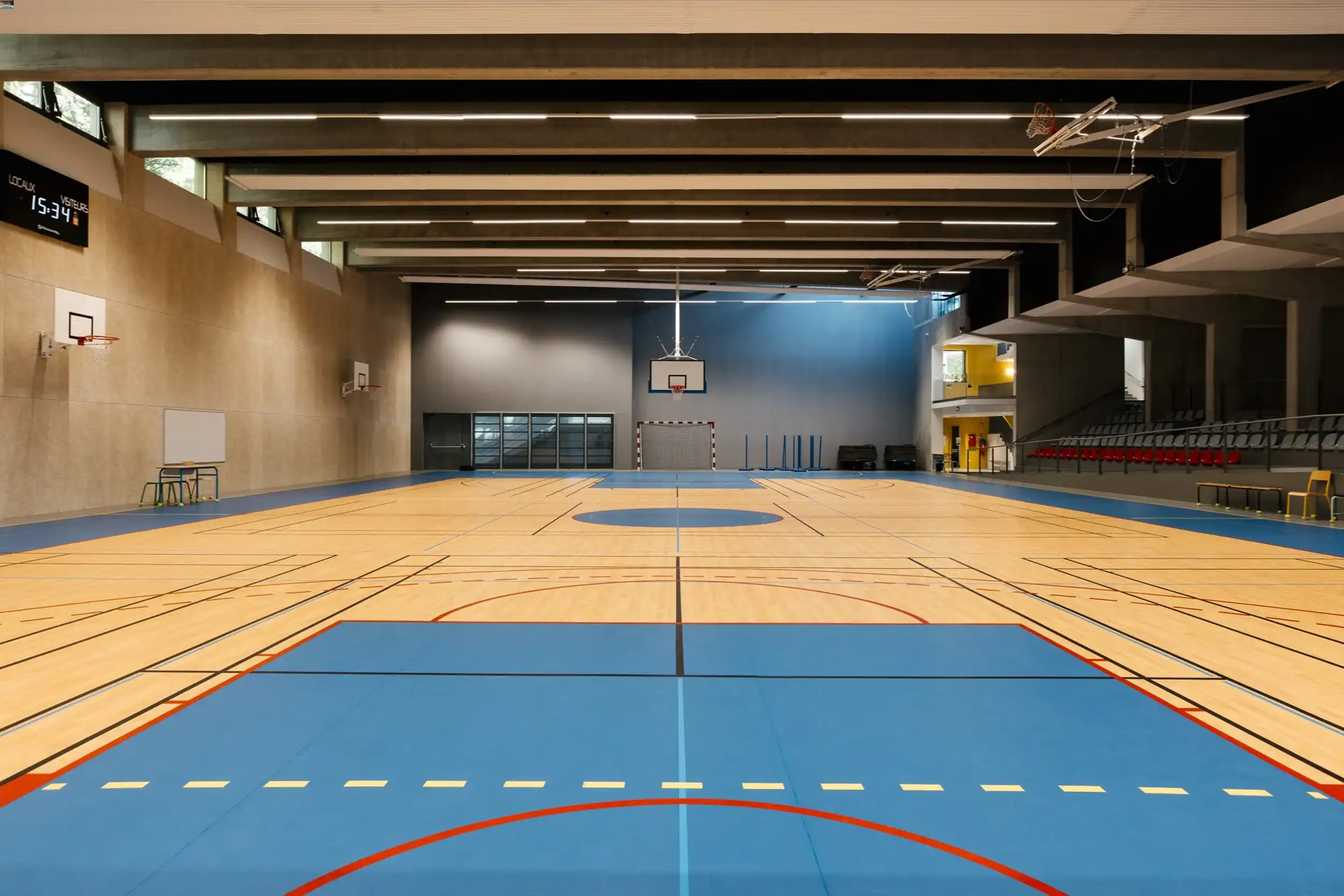 vue frontale du terrain multisport de l'Institution Saint-Joseph à Caen