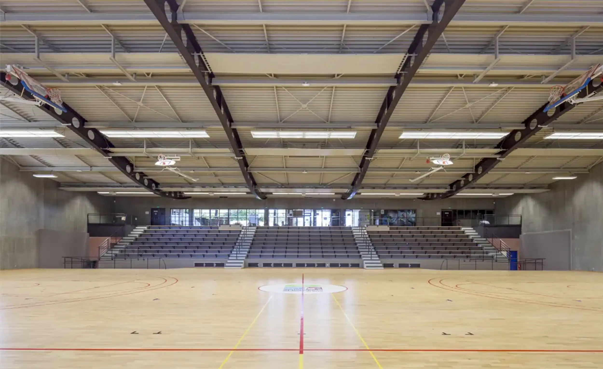 terrain multisports et gradins Halle des Sports Michel Comont