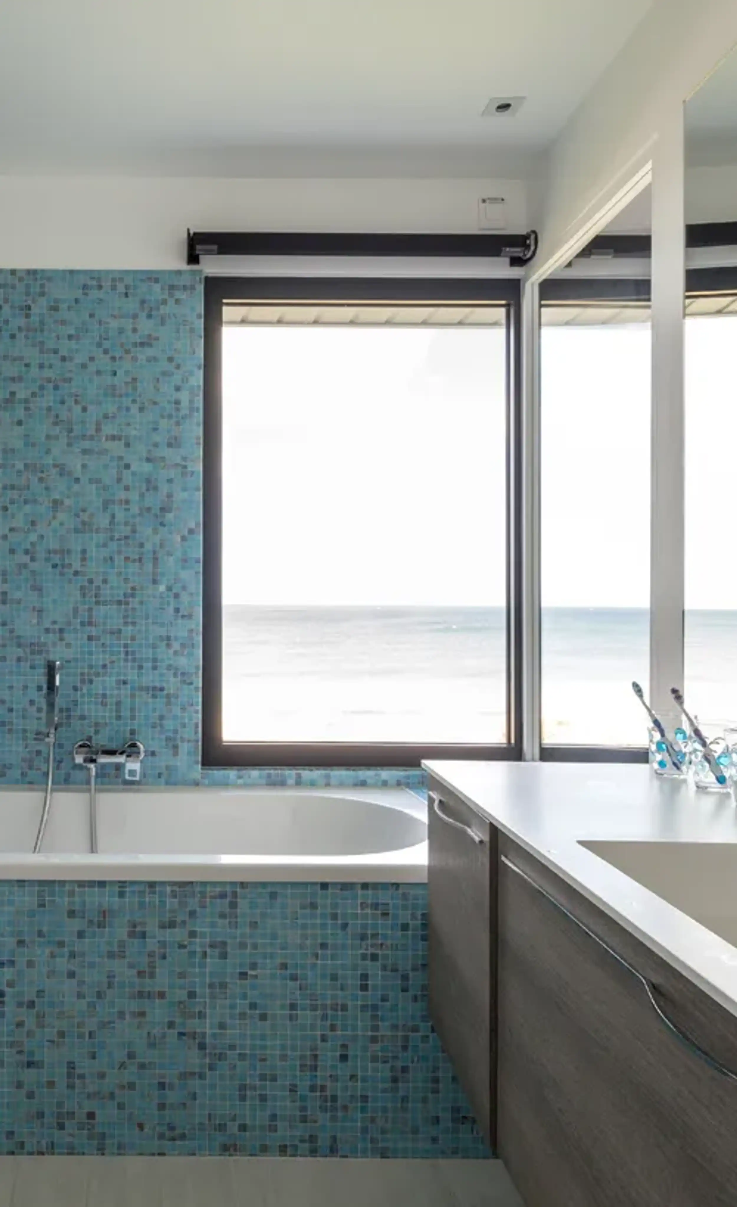 salle de bain bleue vue sur mer