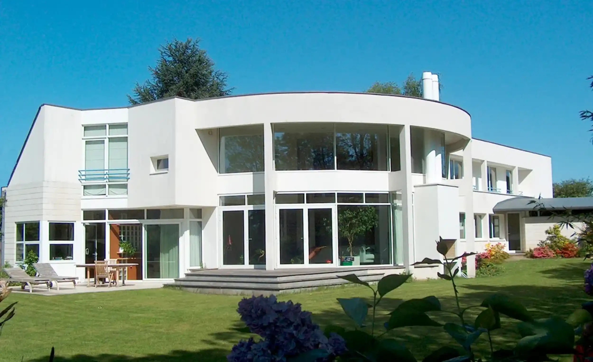 Façade de maison et jardin